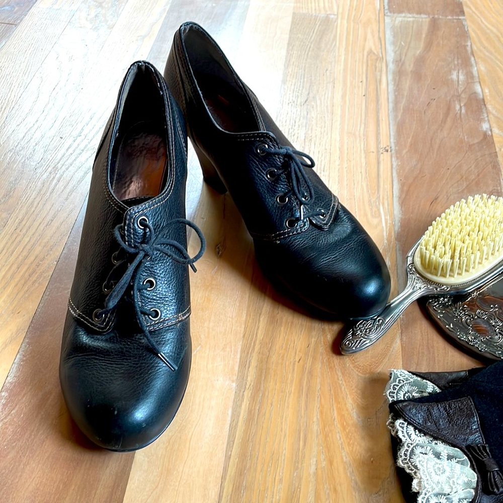 Sofft, black ankle boots lace up, well worn. Size 8US